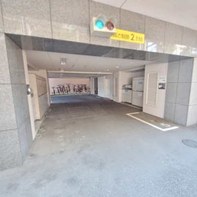 
						駐車場