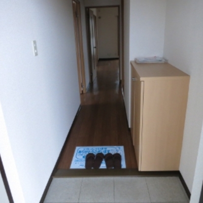 
						玄関
