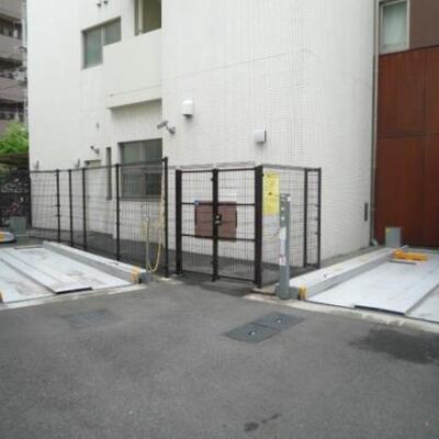 
						駐車場