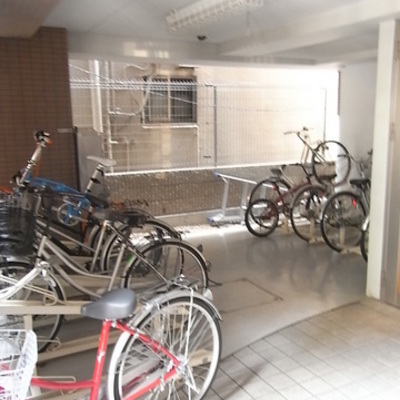 
						駐輪場