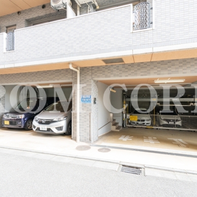 
						駐車場