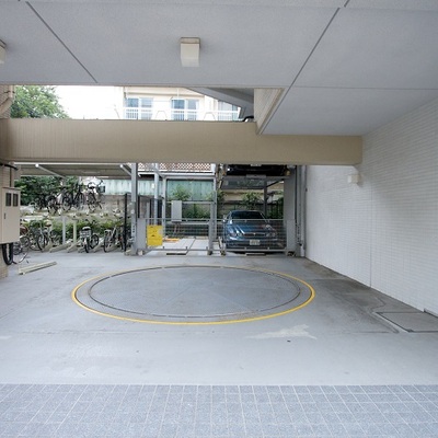 
						駐車場