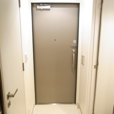 
						玄関