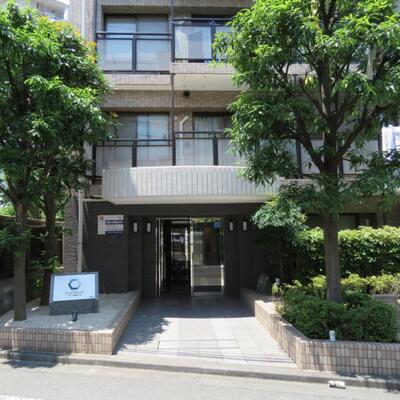 
						エントランス