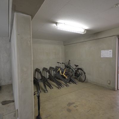 
						駐輪場