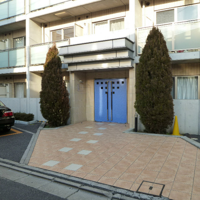 
						エントランス