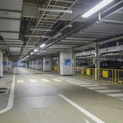 
						駐車場