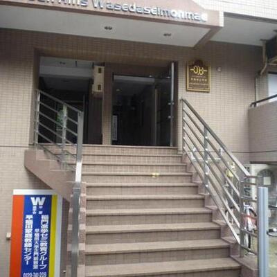 
						エントランス