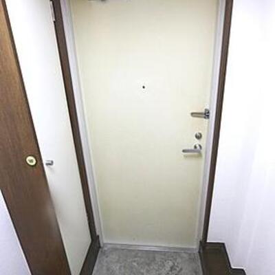 
						玄関