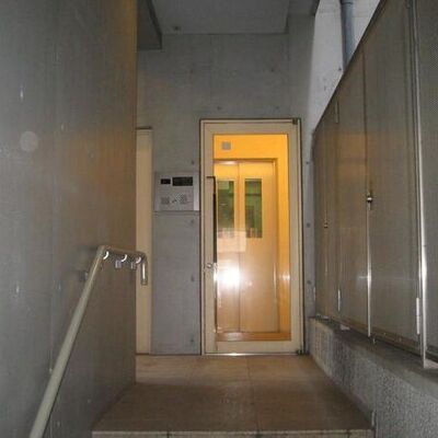 
						エントランス
