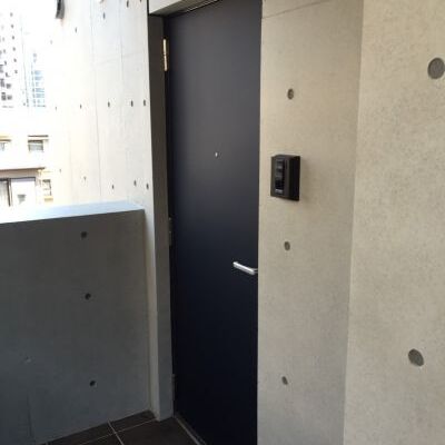 
						玄関