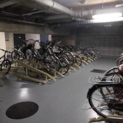 
						駐車場