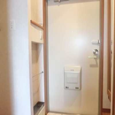 
						玄関