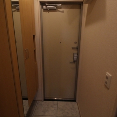 
						玄関