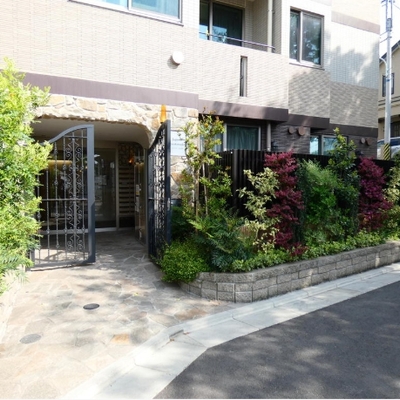 
						エントランス