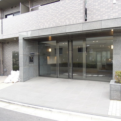 
						エントランス