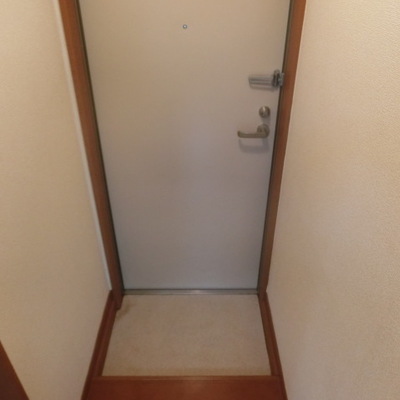 
						玄関
