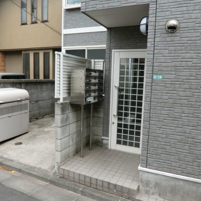 
						エントランス