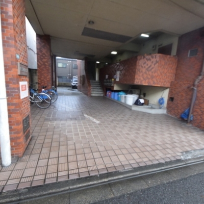 
						エントランス