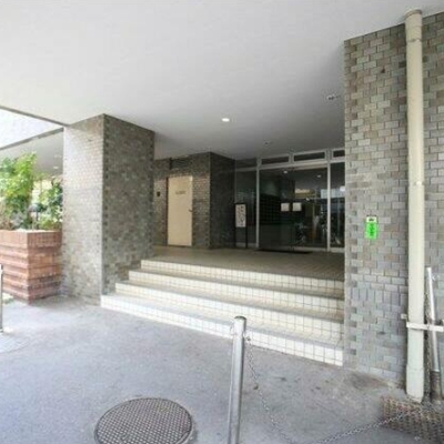 
						エントランス